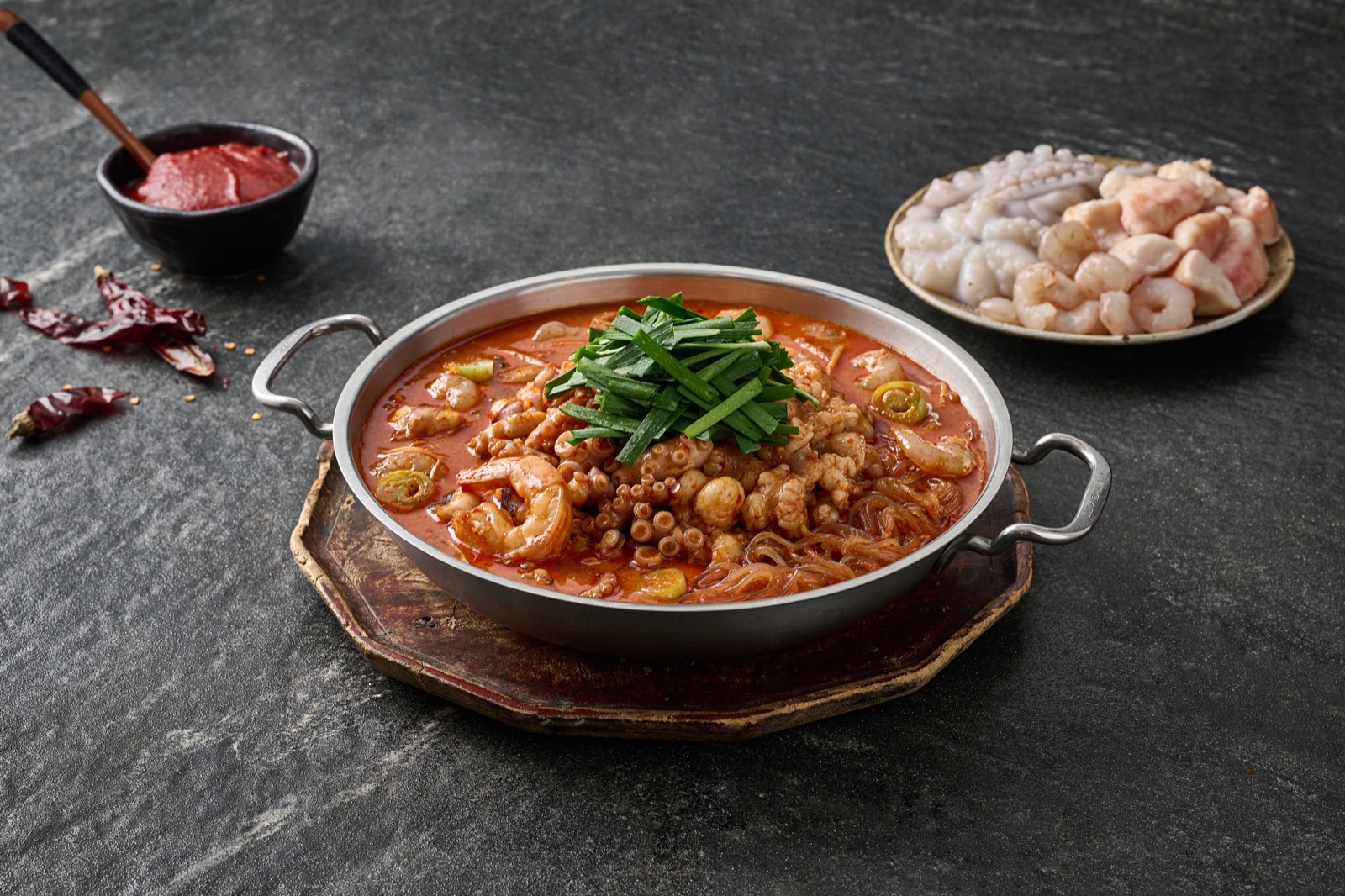 낙지·곱창·새우를 볶아낸 낙곱새