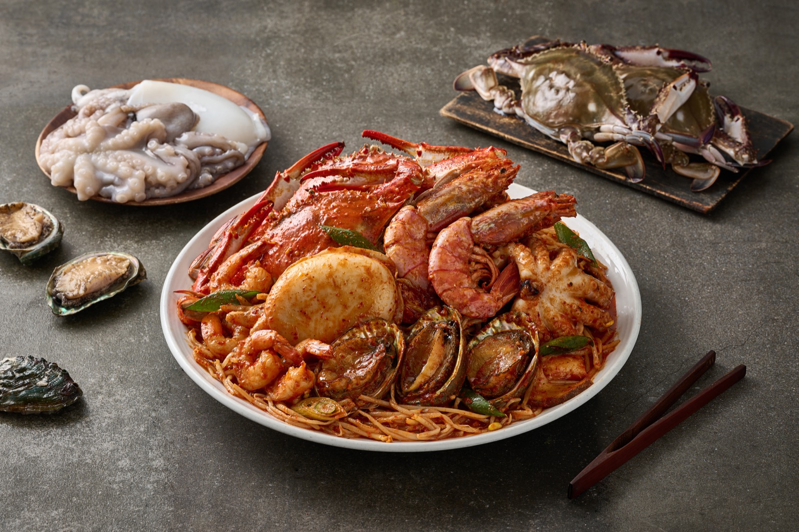 살아있는 대게와 해산물을 담은 마파람 해물찜